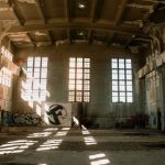 Opuštěná hala v Ostravě využívaná pro koncerty industriální hudby