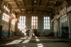 Opuštěná hala v Ostravě využívaná pro koncerty industriální hudby