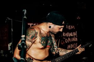 česká alternativní metalová kapela na pódiu