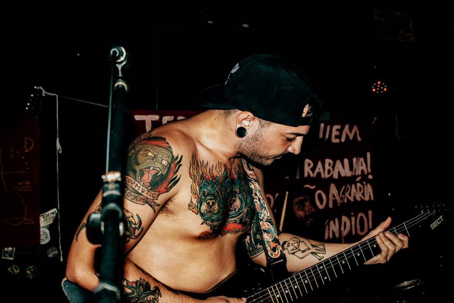 česká alternativní metalová kapela na pódiu
