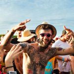 dav na alternativním hudebním festivalu