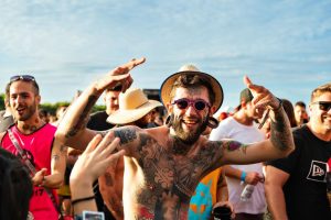 dav na alternativním hudebním festivalu