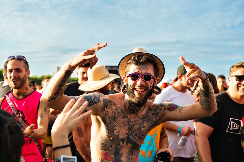 dav na alternativním hudebním festivalu