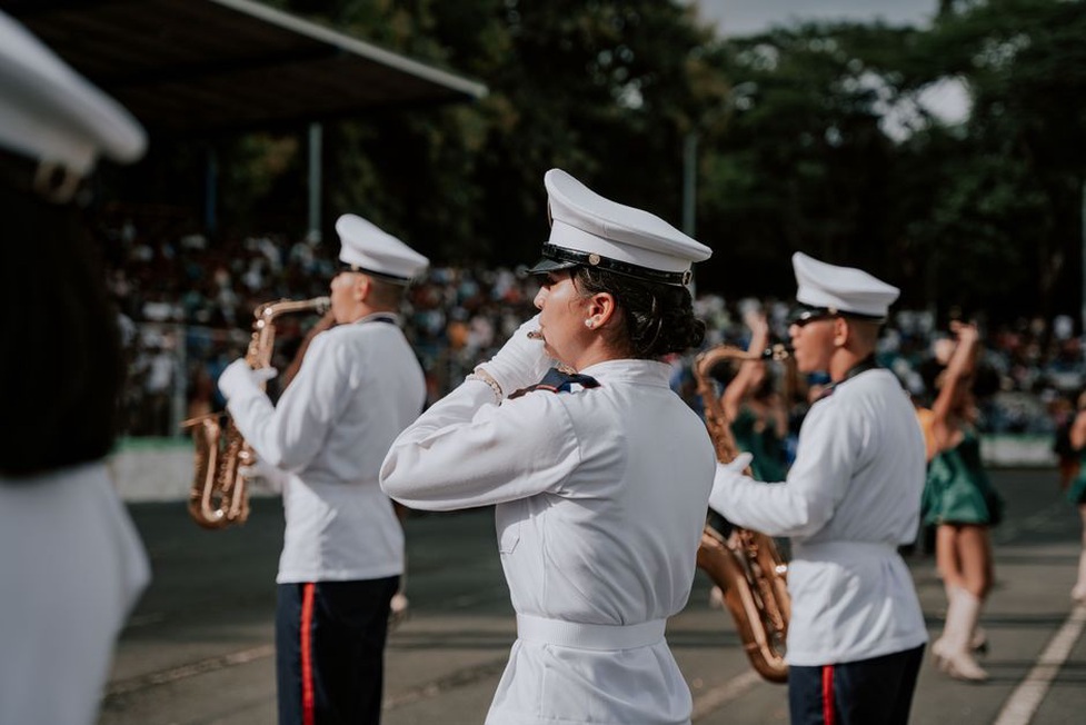 členové kapely v průmyslových uniformách