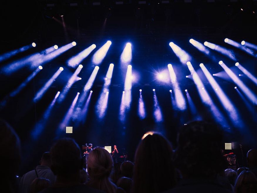 světelná show na koncertě industriální kapely