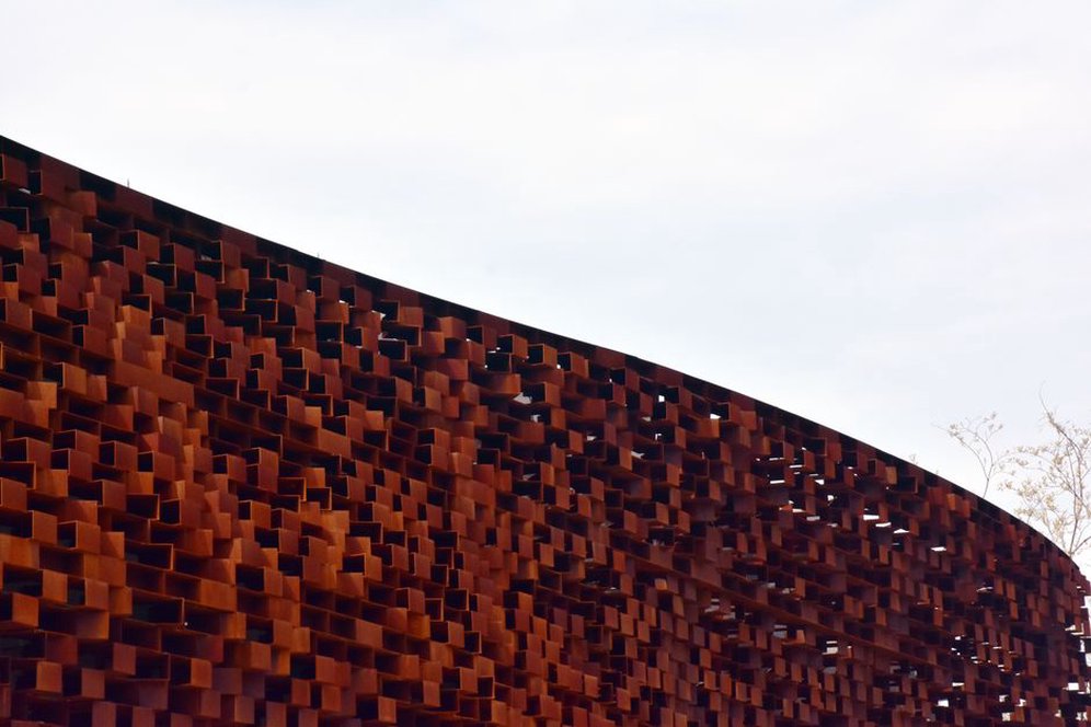 Corten na koncertě v industriálním prostoru
