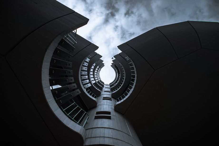 Futuristická městská krajina v dystopickém stylu