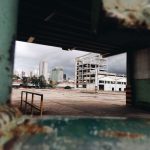 dystopické město s průmyslovými prvky