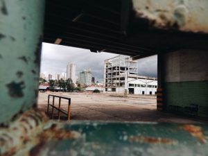 dystopické město s průmyslovými prvky
