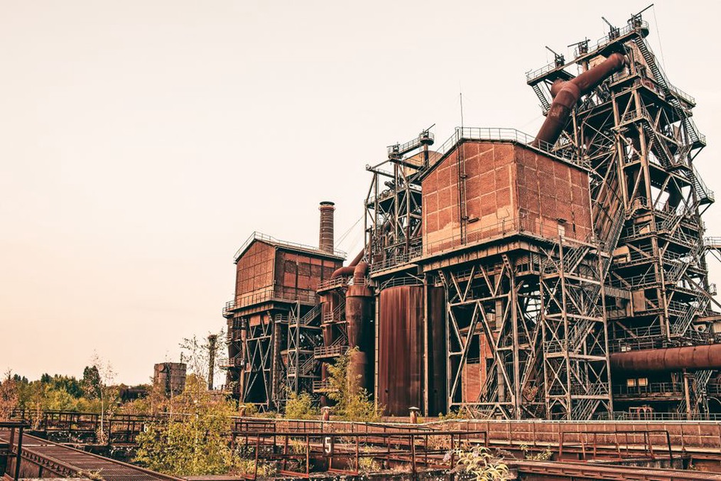 dystopické město s industriálními prvky