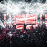 Koncert s dystopickými prvky na scéně