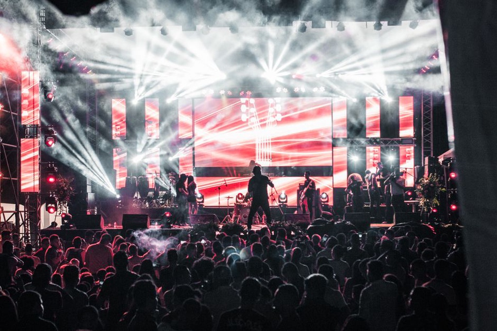Koncert s dystopickými prvky na scéně