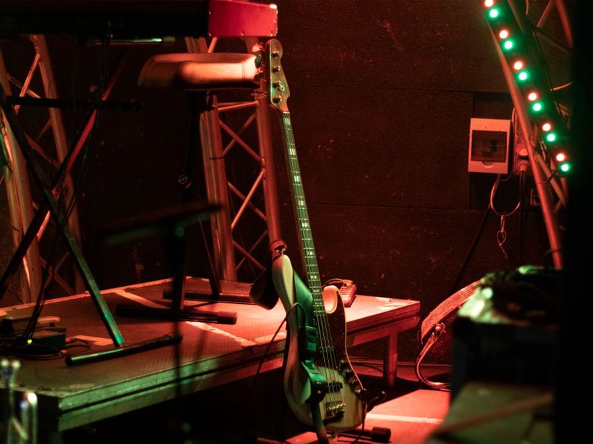 Kapela hrající experimentální metal na pódiu