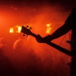 intenzivní atmosféra metalového koncertu