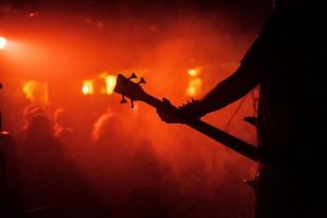 intenzivní atmosféra metalového koncertu
