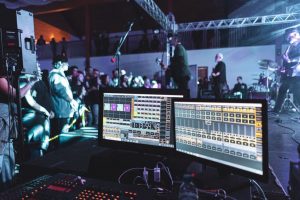 česká industriální kapela při vystoupení s oslnivými světelnými efekty