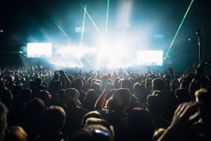 Živý koncert s industriální kapelou