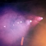 industriální koncert s červeným osvětlením a dýmem