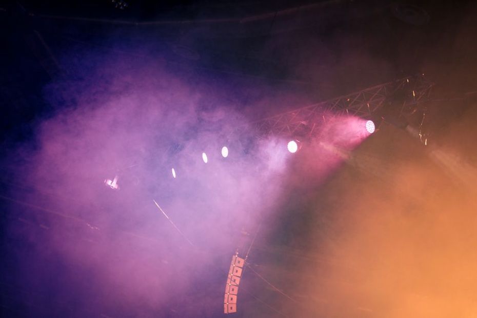 industriální koncert s červeným osvětlením a dýmem