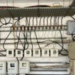 Ovládací panel s kabely a přepínači v industriálním prostoru