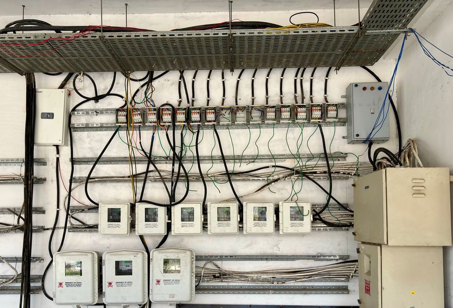 Ovládací panel s kabely a přepínači v industriálním prostoru