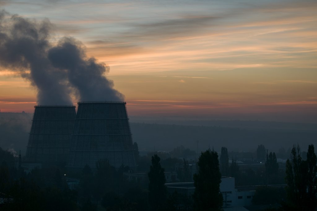 opuštěná elektrárna s chladicími věžemi v podvečerním oparu