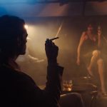 kapela hraje v zakouřeném klubu, světla zvýrazňují napětí