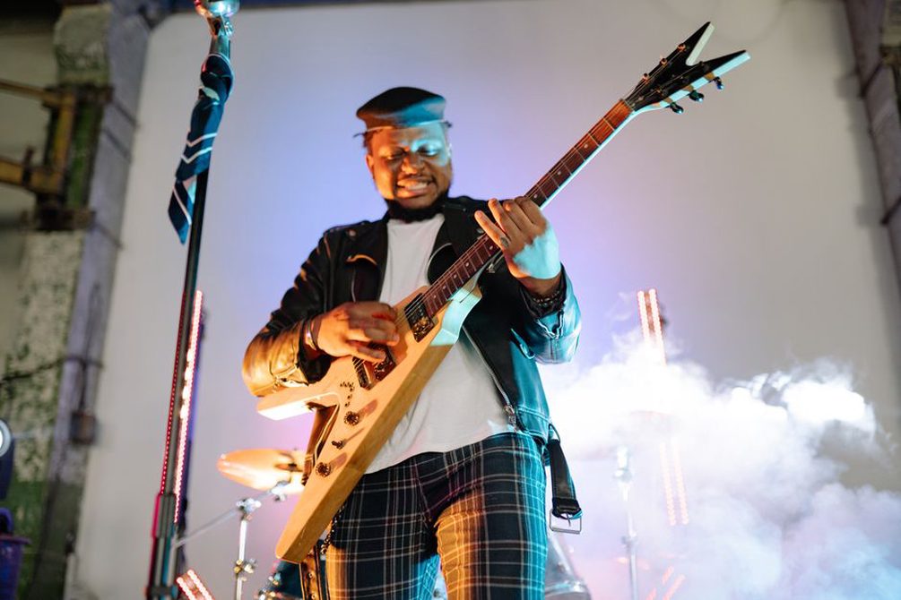 koncert české metalové kapely na pódiu