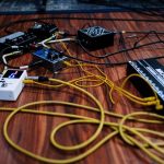 zkouška industriální metalové kapely s analogovým vybavením a kabely