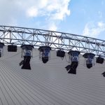 Světelná show na koncertu industriálního metalu