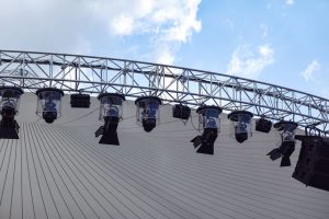 Světelná show na koncertu industriálního metalu
