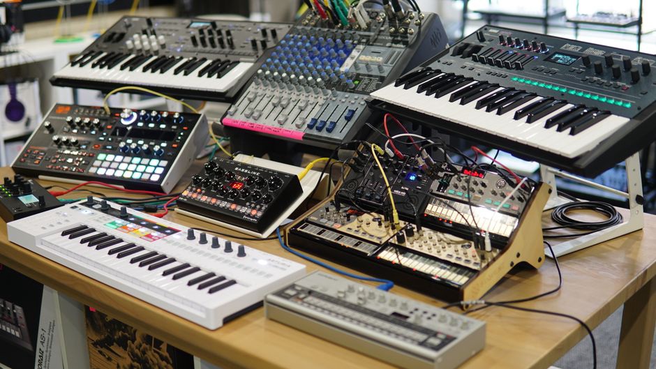 Studiová sestava s analogovými syntezátory a efektovými pedály použitá při nahrávání Overloaded