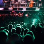 dav na koncertě industriální hudby pod světly