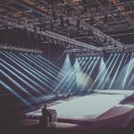 Industriální koncertní scéna s dramatickým osvětlením