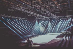 Industriální koncertní scéna s dramatickým osvětlením