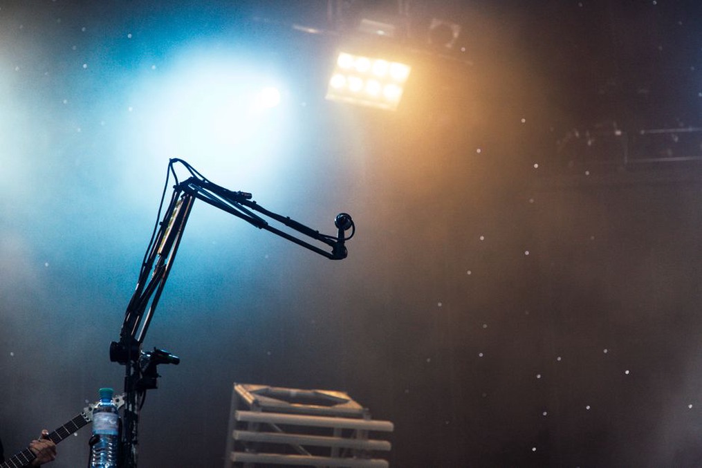světelná show na industriálním koncertu