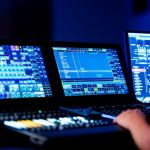 Koncert industriální hudby s digitálními vizuály