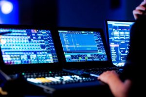 Koncert industriální hudby s digitálními vizuály