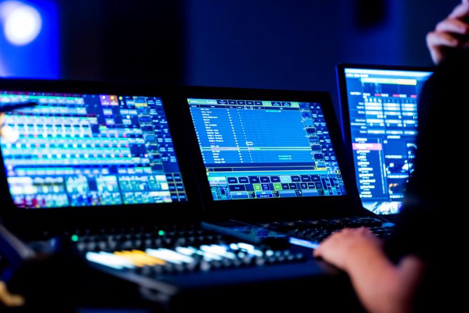 Koncert industriální hudby s digitálními vizuály