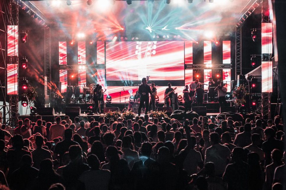 kapela vystupující na festivalu