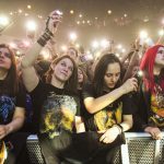Příznivci metalu na koncertě tvoří živou komunitu