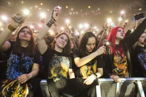 Příznivci metalu na koncertě tvoří živou komunitu