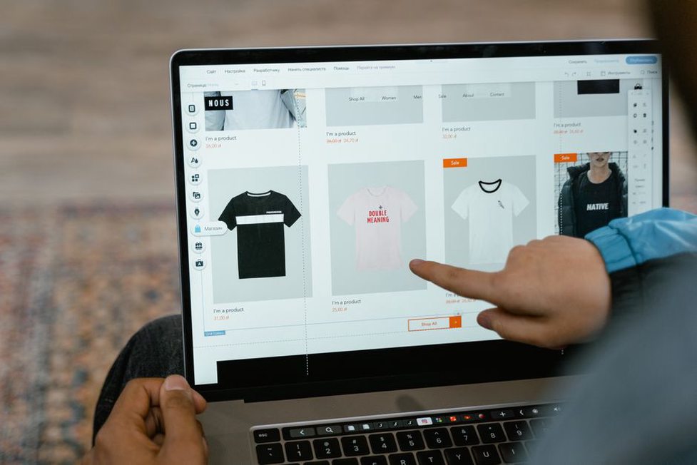 Posluchač prochází digitální katalog na Bandcampu