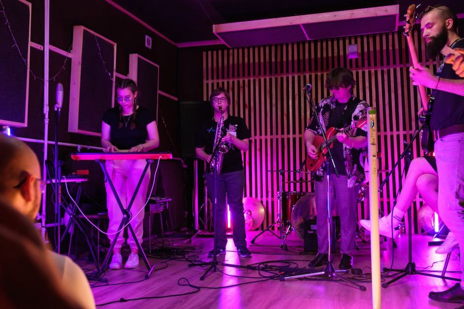 komorní koncert industriální kapely v kavárně během dne