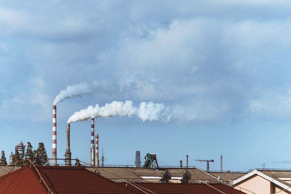 městská krajina s továrními budovami