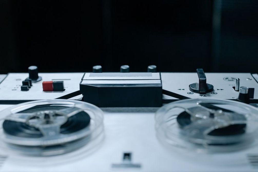 staré audio zařízení ve studiu