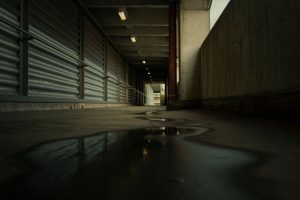 Chladná chodba s betonem a tlumeným světlem