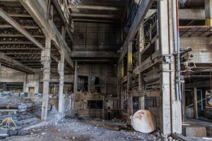 Opuštěný průmyslový interiér s potrubím a betonem