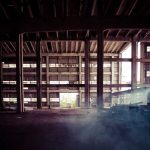 Prázdná tovární hala jako obraz odcizení