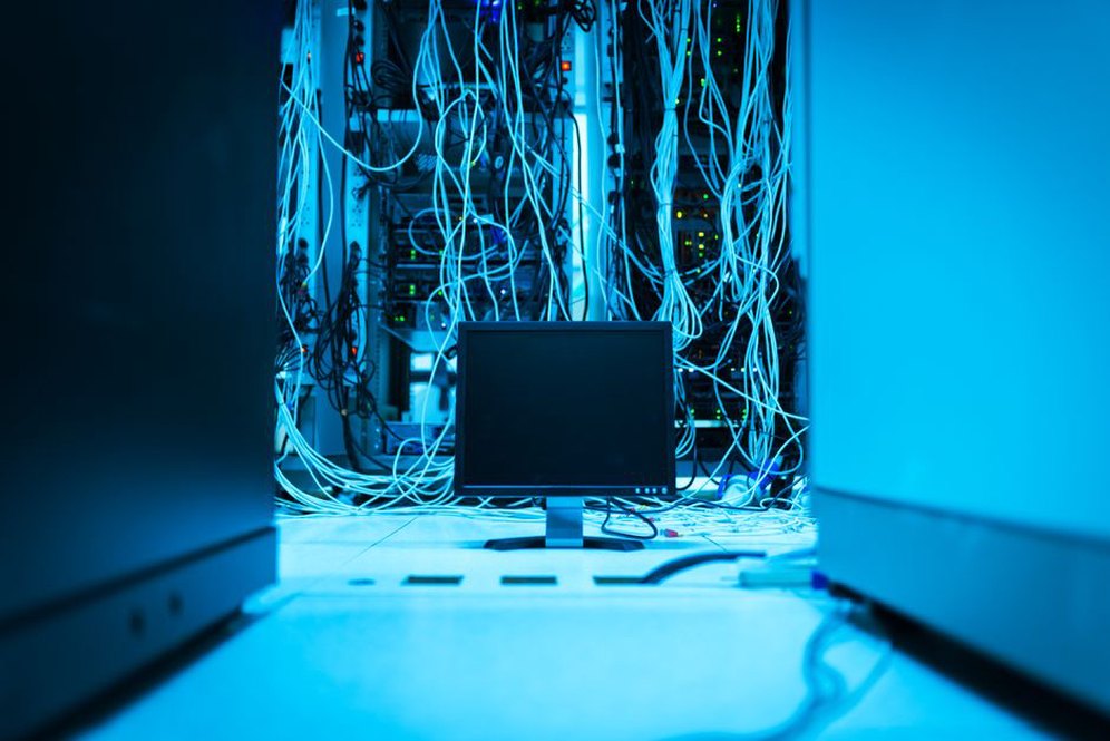 Opuštěná serverovna osvětlená nouzovým světlem